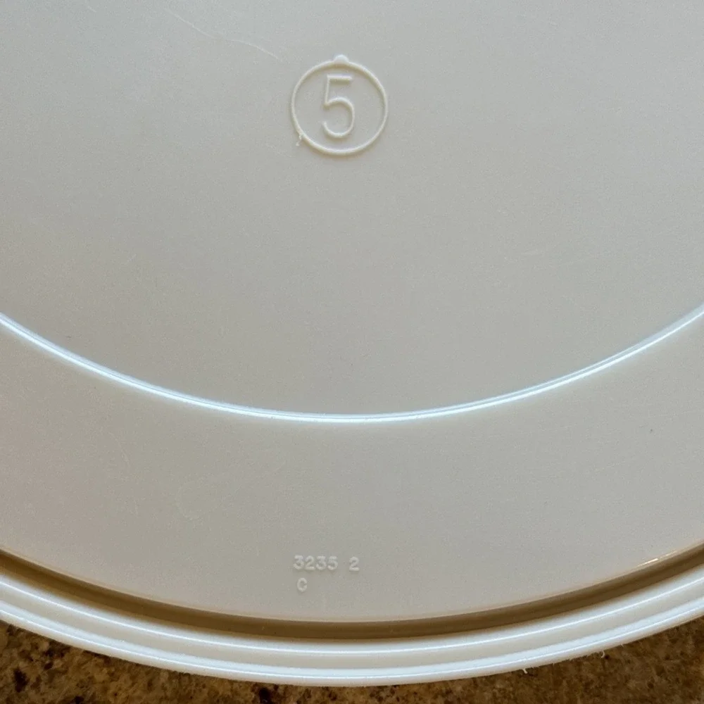 HTF Vtg Rubbermaid Servin‎ Saver #5 Round  Flat Replacement  Lid 22 Cups Almond